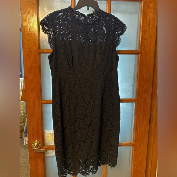 Black Sleeveless Lace Midi Dress 👗 - Picture 2 of 2